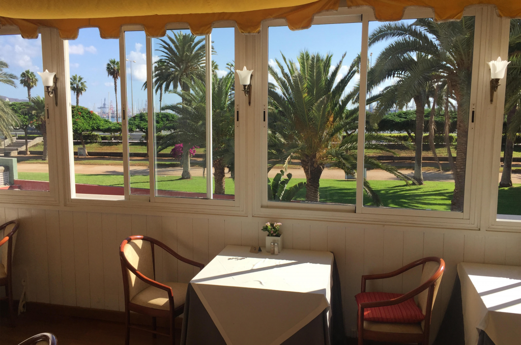 Comedor del British Club con vistas al jardín